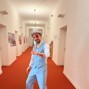 Cornelius Meister in Kurt Weills „Aufstieg und Fall der Stadt Mahagonny“, 2024 an der Staatsoper Stuttgart