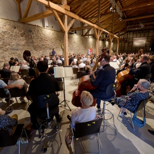 Cornelius Meister und die NDR Radiophilharmonie bei den Festspielen Mecklenburg-Vorpommern mit Publikum mitten im Orchester 2026