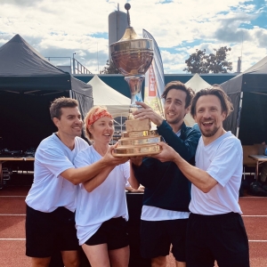Cornelius Meister mit Mitgliedern des Staatsorchesters Stuttgart nach dem Gewinn der Deutschen Theater-Fußballmeisterschaft am 14. September 2024